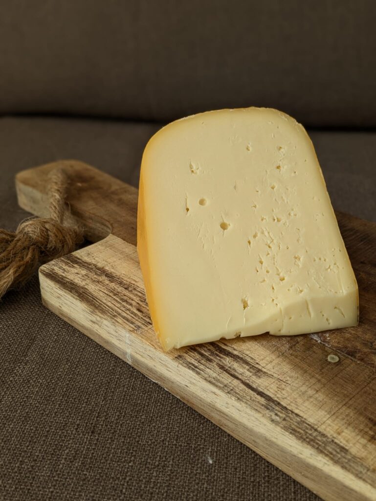 Stuk jonge kaas op plank