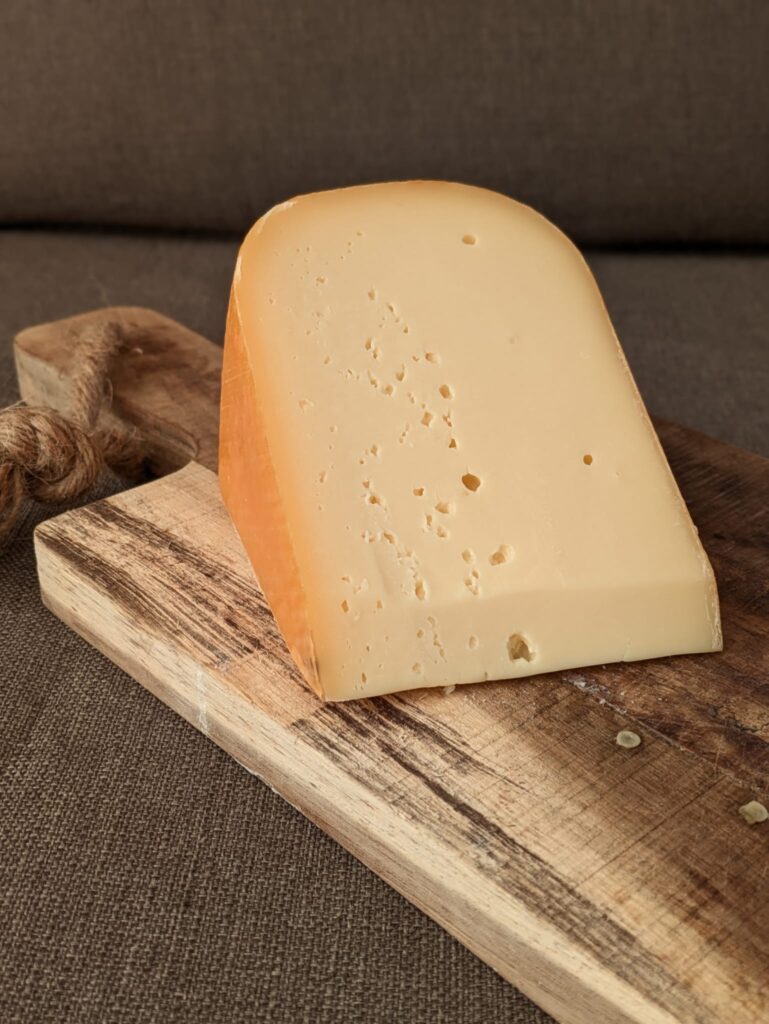 stuk belegen kaas op plank