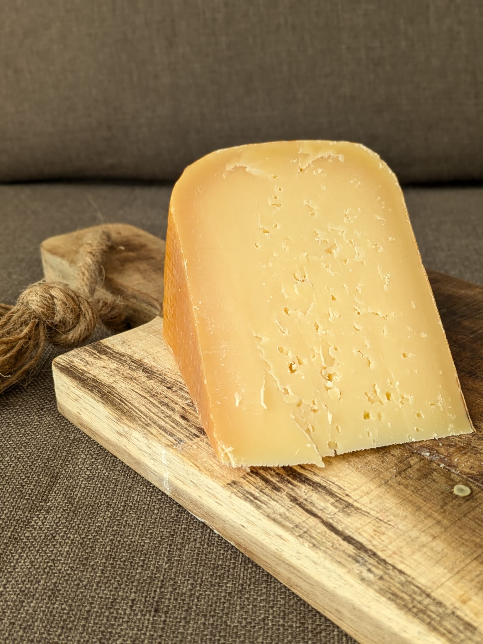 Stuk oude kaas op plank